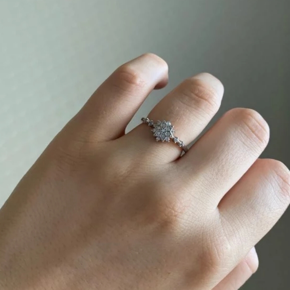 💋2 for $49 NEW DAINTY SILVER SNOWFLAKE RING - Picture 13 of 13
